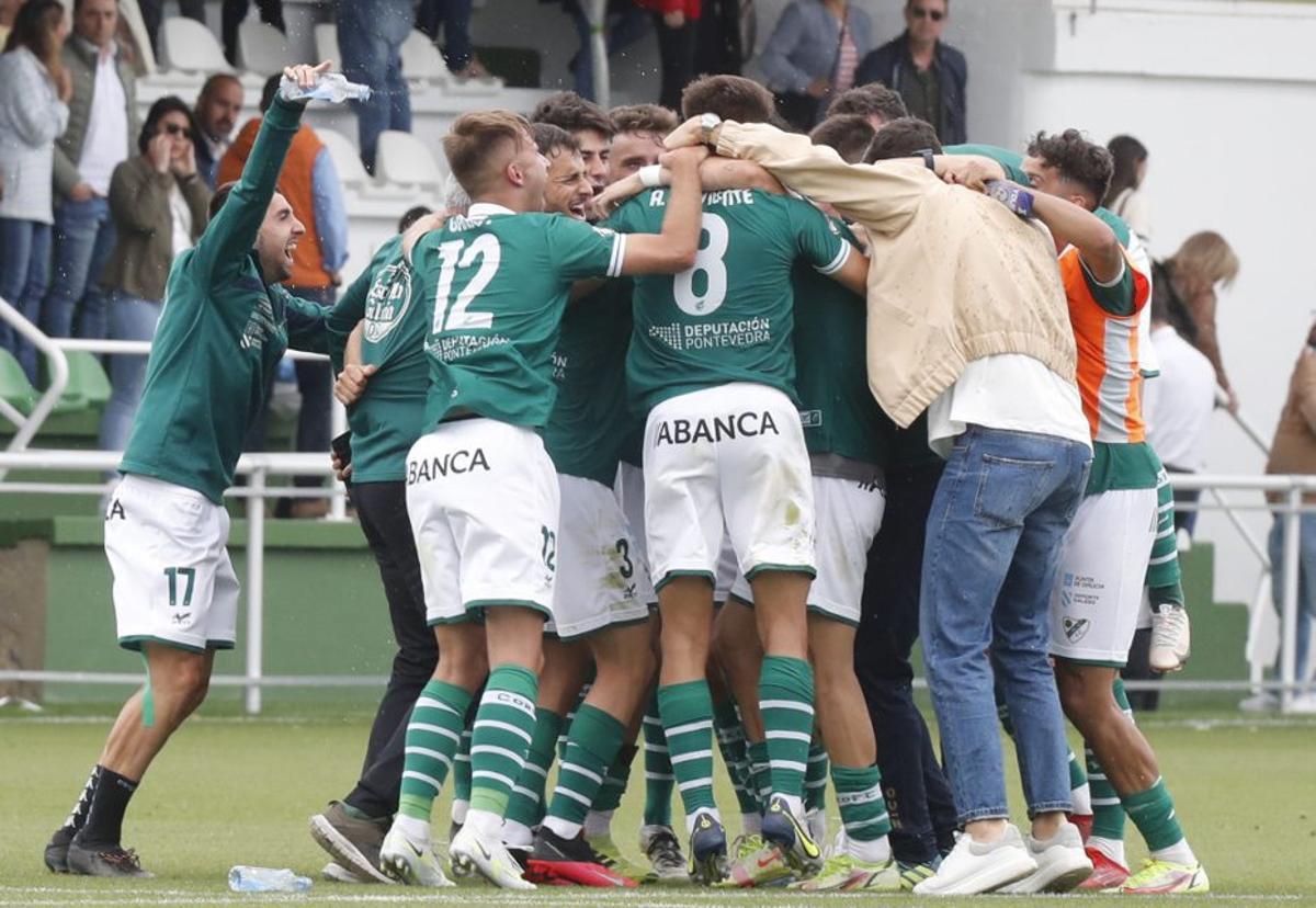 Los jugadores del Coruxo celebran la clasificación para el play off. | RICARDO GROBAS