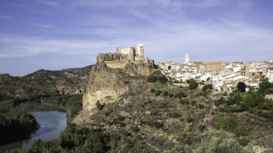 El castillo de Cofrentes se asienta sobre una de las chimeneas del volcán de Agras.