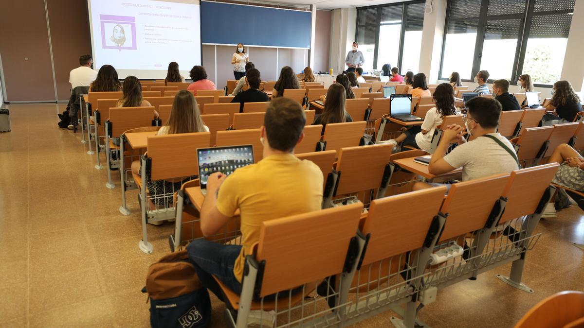 Estudiantes con su portátiles en una clase de la UMH de Elche, en el campus ilicitano, este curso