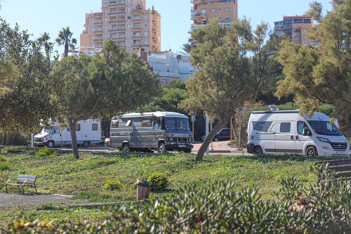 Numerosos vehículos emplean esta tranquila zona junto a La Mata para acampar