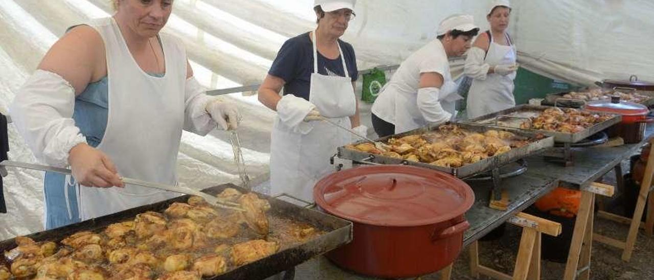 Las cocineras, en la pasada edición de la Festa do Polo, de Ribadumia.  // Iñaki Abella