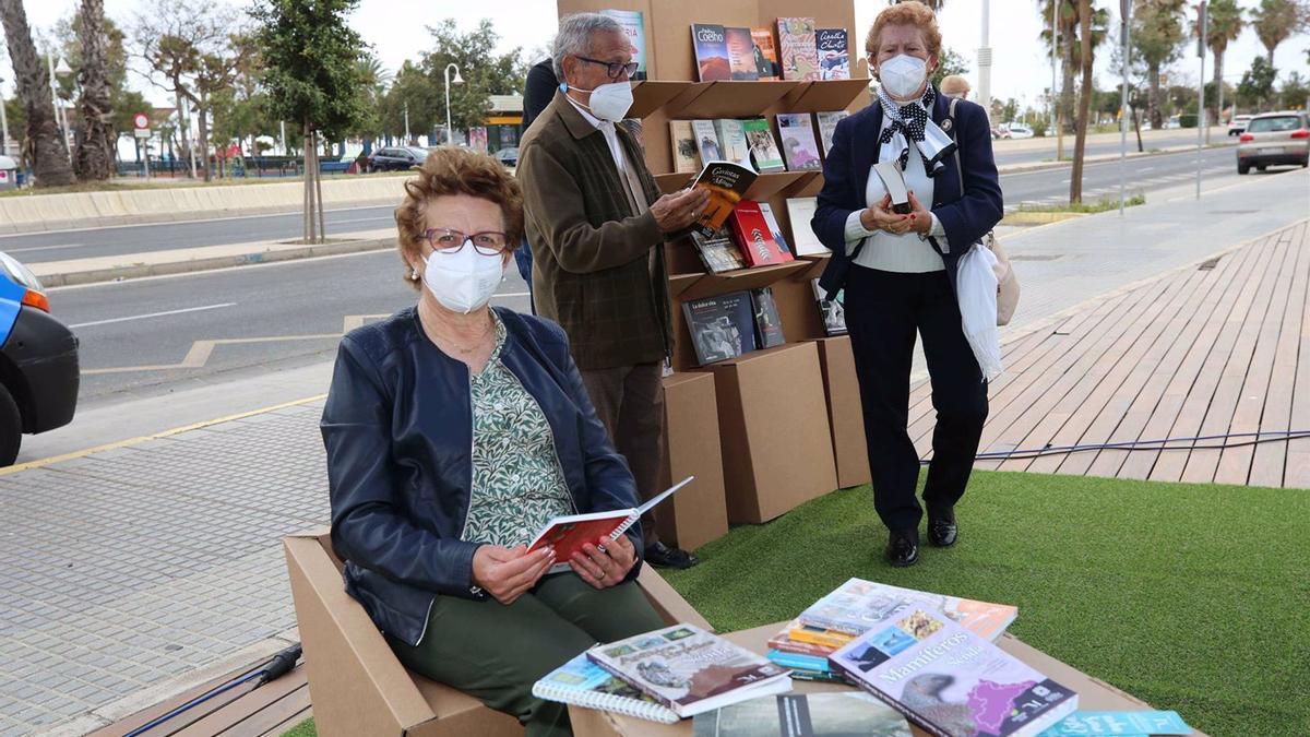 Personas mayores, con obras de la biblioteca itinerante que pone en marcha la Diputación