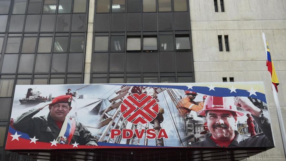 Las imágenes de Hugo Chávez y Nicolás Maduro en la sede de Petróleos de Venezuela.
