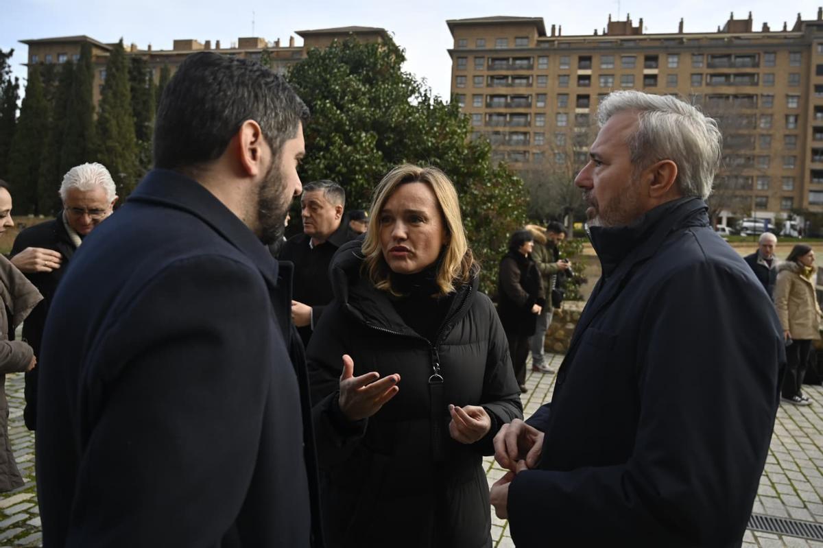 Alejandro Nolasco (Vox), Pilar Alegría (PSOE) y Jorge Azcón (PP), este lunes antes del minuto de silencio en La Aljafería.