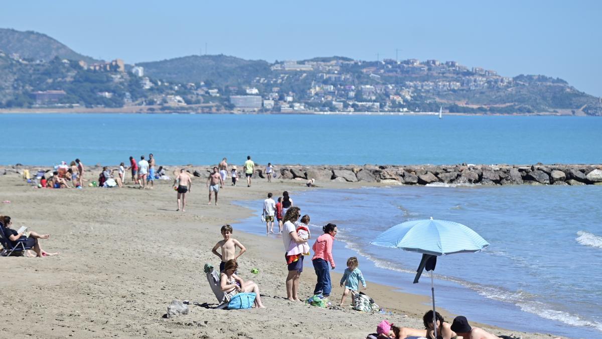 Las altas temperaturas llenan las playas de Castellón en Semana Santa