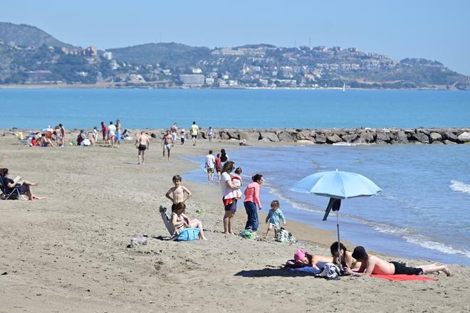 Las altas temperaturas llenan las playas de Castellón en Semana Santa