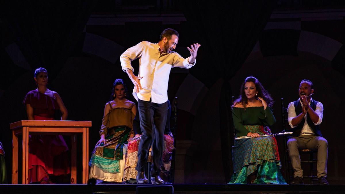 El bailaor flamenco, Jesús Ortega, durante una actuación en la plaza Alta de Badajoz.