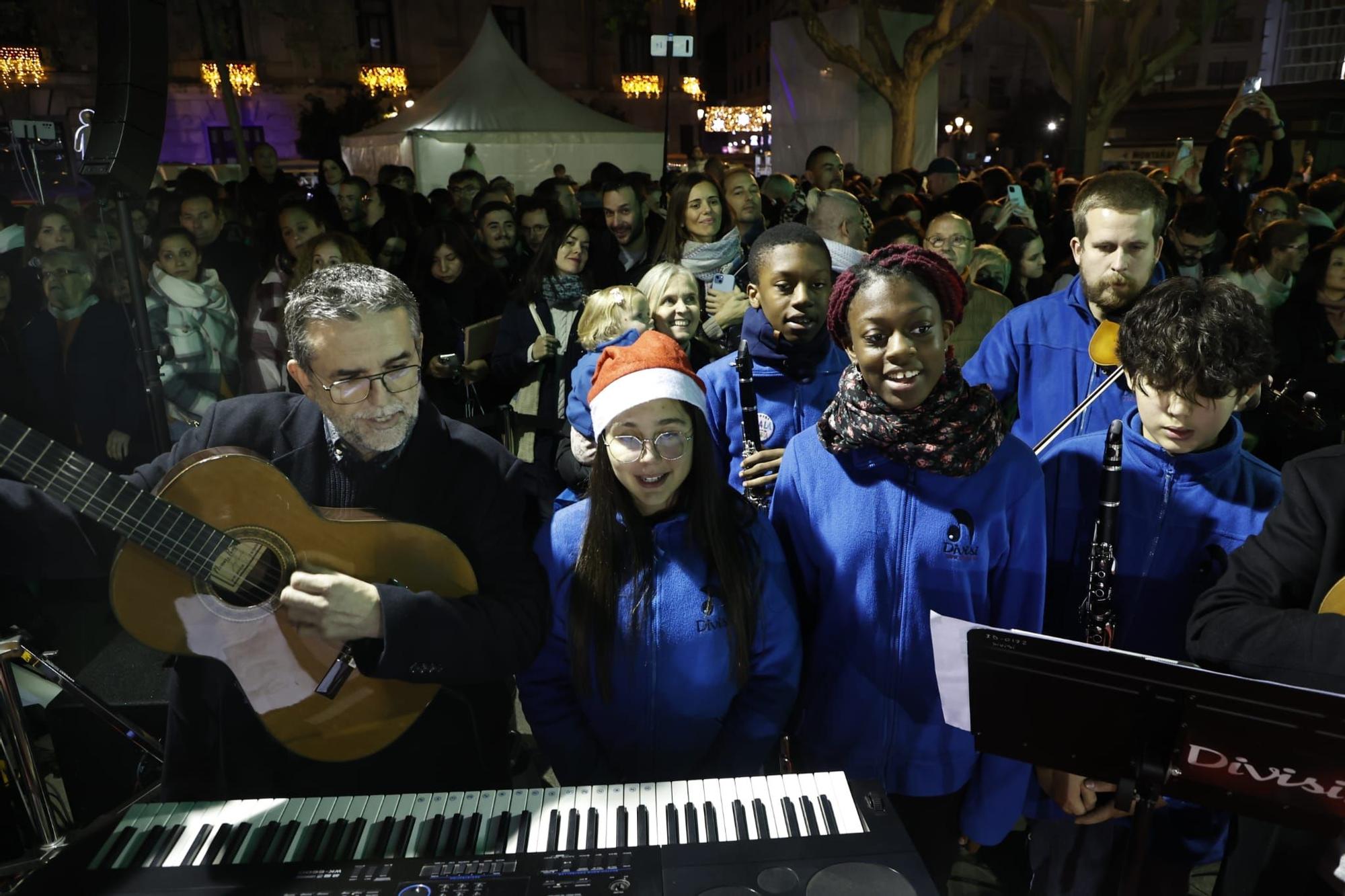 La Navidad llega a València: el encendido de luces acompañado de villancicos