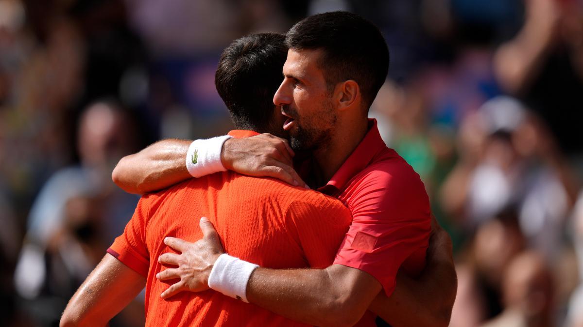 Novak Djokovic abraza a Alcaraz tras la final de París