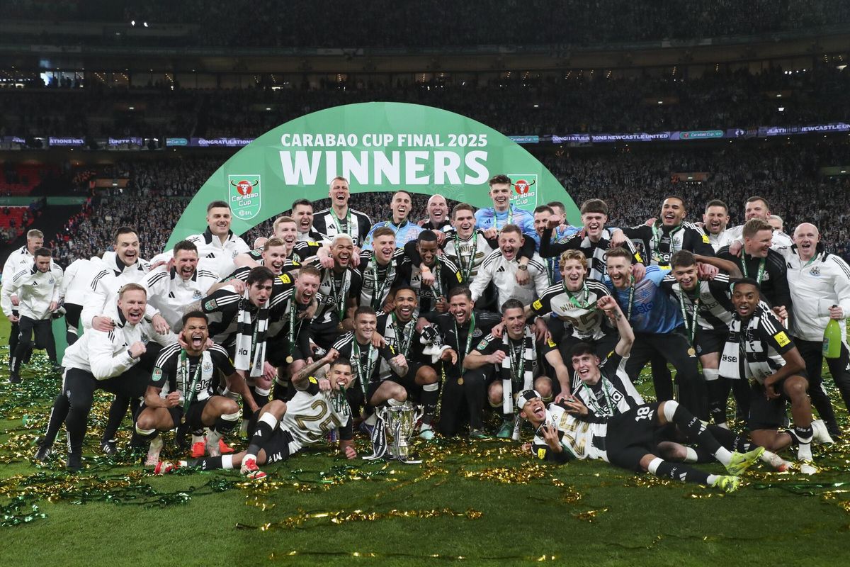 Newcastle players celebrate after winning the EFL Cup final soccer match between Liverpool and Newcastle at Wembley Stadium in London, Sunday, March 16, 2025. (AP Photo/Scott Heppell) Associated Press / LaPresse Only italy and Spain