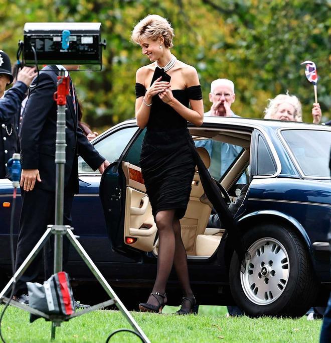 La actriz Elizabeth Debicki con el famoso vestido de la venganza de Lady Di en el rodaje de la quinta temporada de 'The Crown'