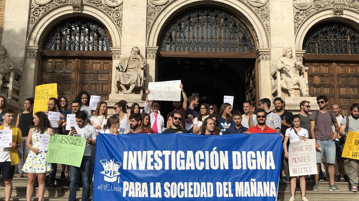 Concentración por una investigación digna, en el Paraninfo, en 2019.