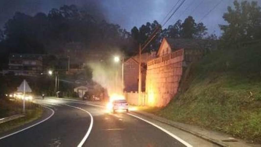 El coche en llamas en la PO-551, en Tirán. // FdV