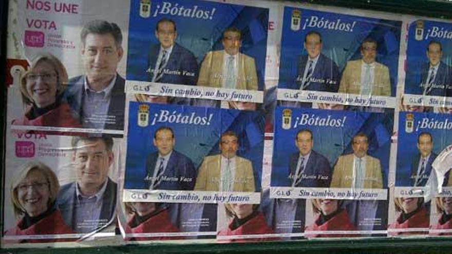 Carteles electorales de Rosa Díez e Ignacio Prendes junto a los deselectorales de Alberto Veteyá y Martín Vaca.