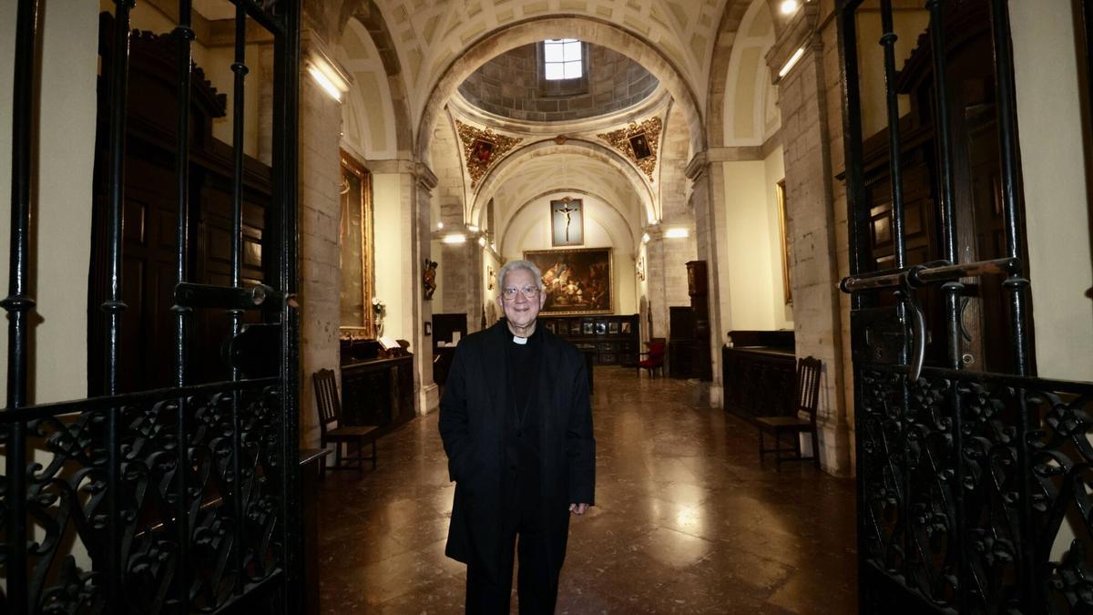 El deán, Benito Gallego, en la sacristía de la Catedral.