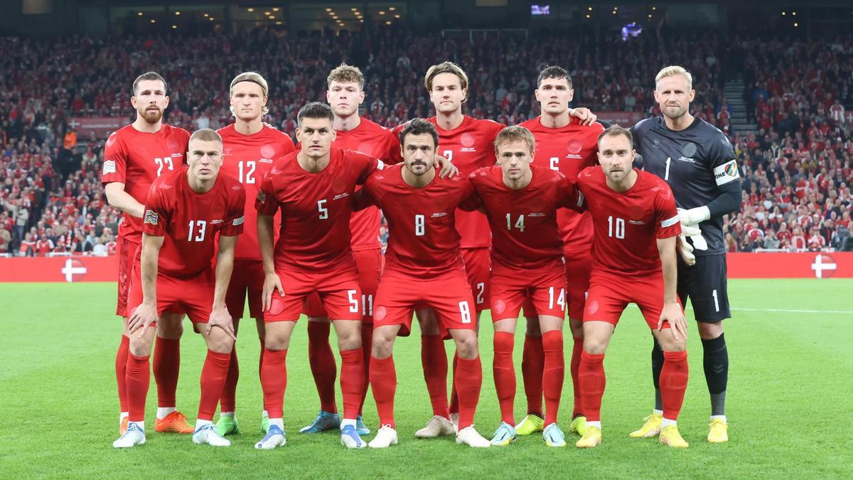 Los daneses lucen la camiseta que llevarán en el Mundial