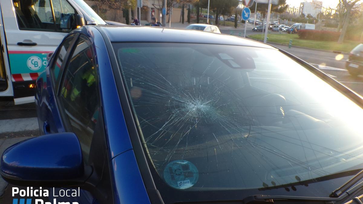 Daños provocados por el joven en el parabrisas del coche que le atropelló.