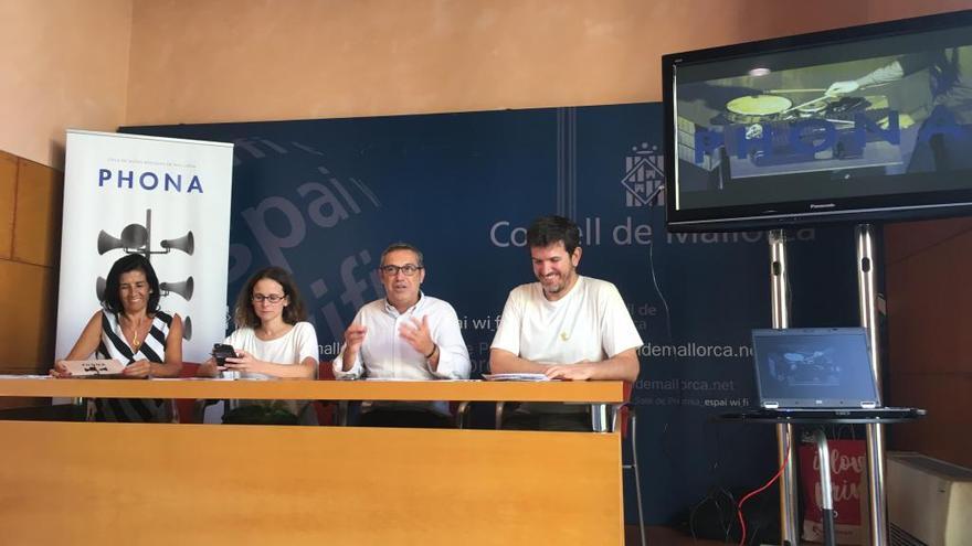 Joana Català, Marta Ferré, Rafel M. Creus y Tomeu Moll en el acto de presentación.