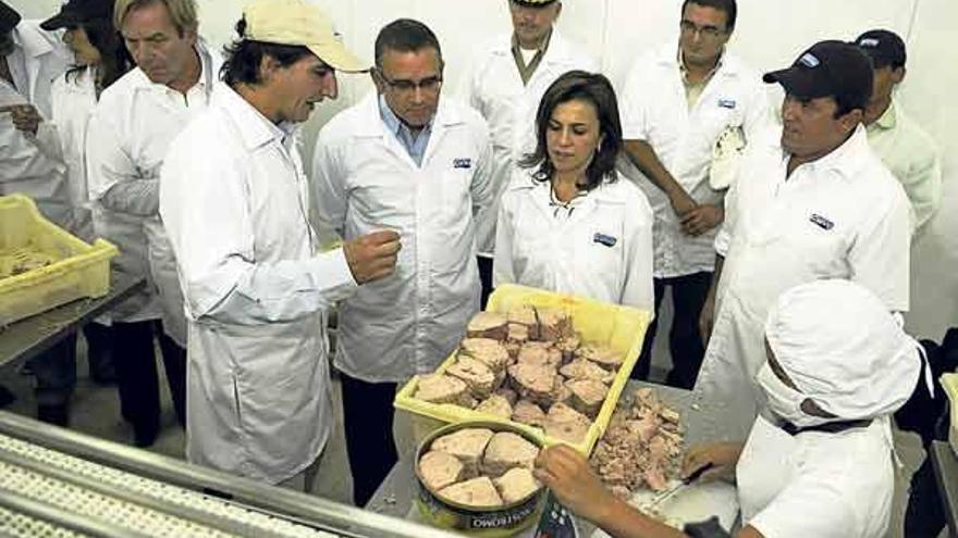 El presidente de El Salvador, Mauricio Funes (c.), y su mujer con Manuel Calvo en la planta atunera.