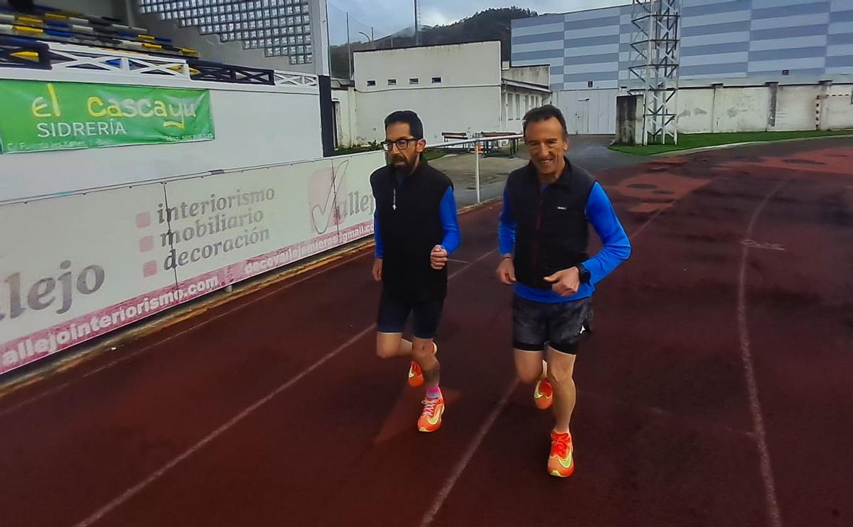 Luis Alberto Moro y Raúl Velasco, entrenando en la pista del Hermanos Antuña.