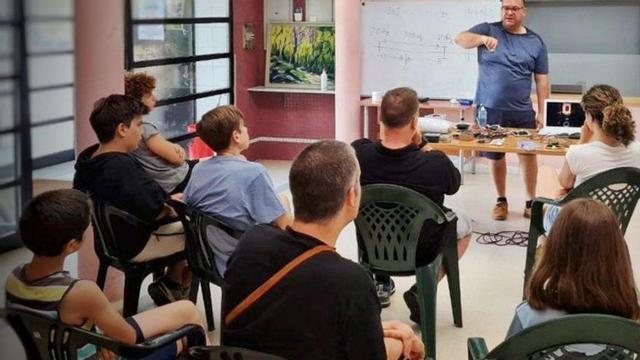 Un taller de Agasol en el viejo dispensario de Milladoiro