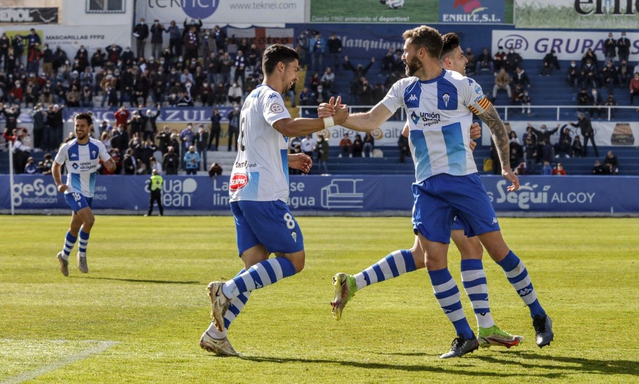 El Alcoyano derrota al Sevilla Atlético gracias a un doblete del central en los diez primeros minutos