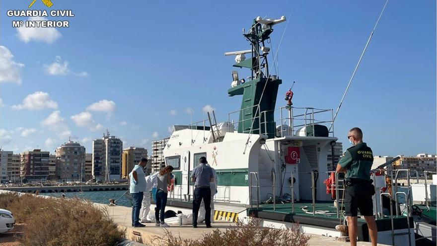 La Guardia Civil rescata siete cadáveres, dos de ellos de niños, en aguas de Torrevieja, Pilar y La Manga