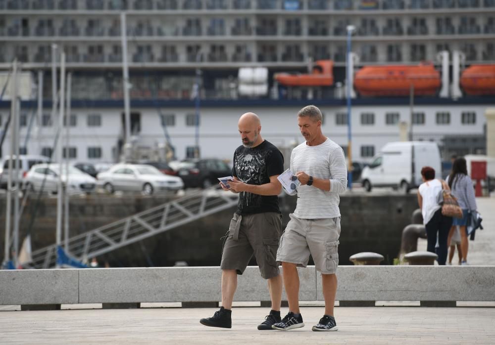 El buque Celebrity Silhouette recala en el puerto de A Coruña con 2.850 cruceristas gays a bordo.