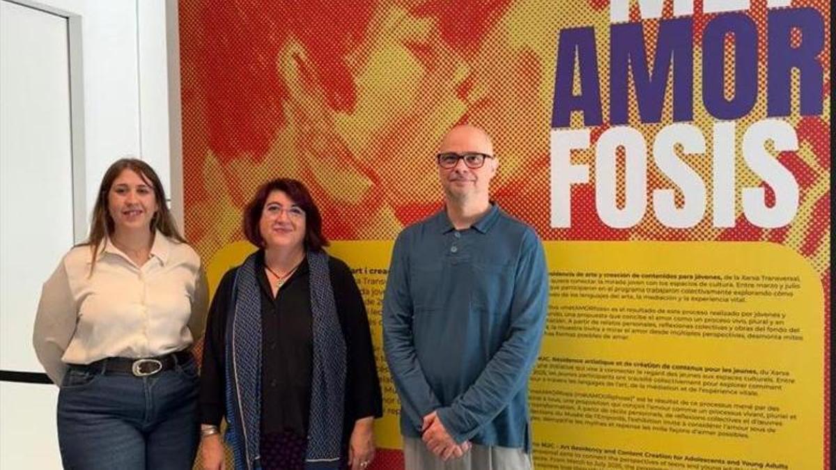 Mel M. Blanco, Mariona Seguranyes i Eduard Bech, a l'entrada de l'exposició.