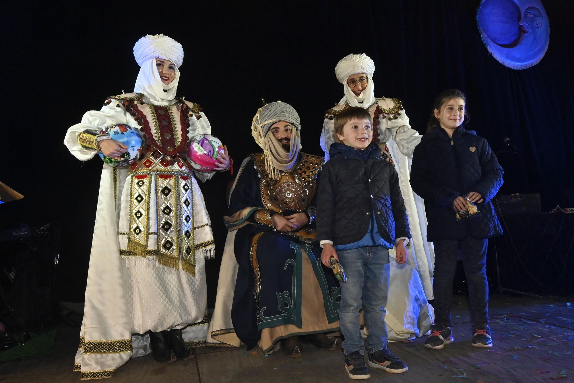 Los peques de Castelló entregan al Cartero Real las misivas con sus deseos. Encuentra tu foto.