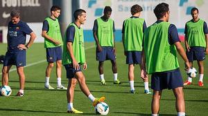 Els jugadors blaugrana que no han estat convocats per les seleccions, entre ells el davanter canari, preparen el partit contra el Llevant, primer compromís de la Lliga.