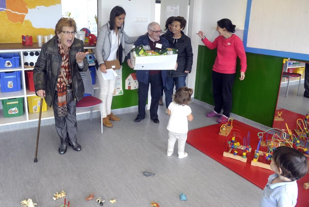 Visita de pacientes con alzheimer de Afaco a la escuela infantil de Os Rosales