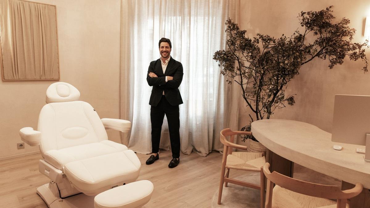 El Dr. David Sampayo en las instalaciones de la clínica, ubicada en València ciudad.