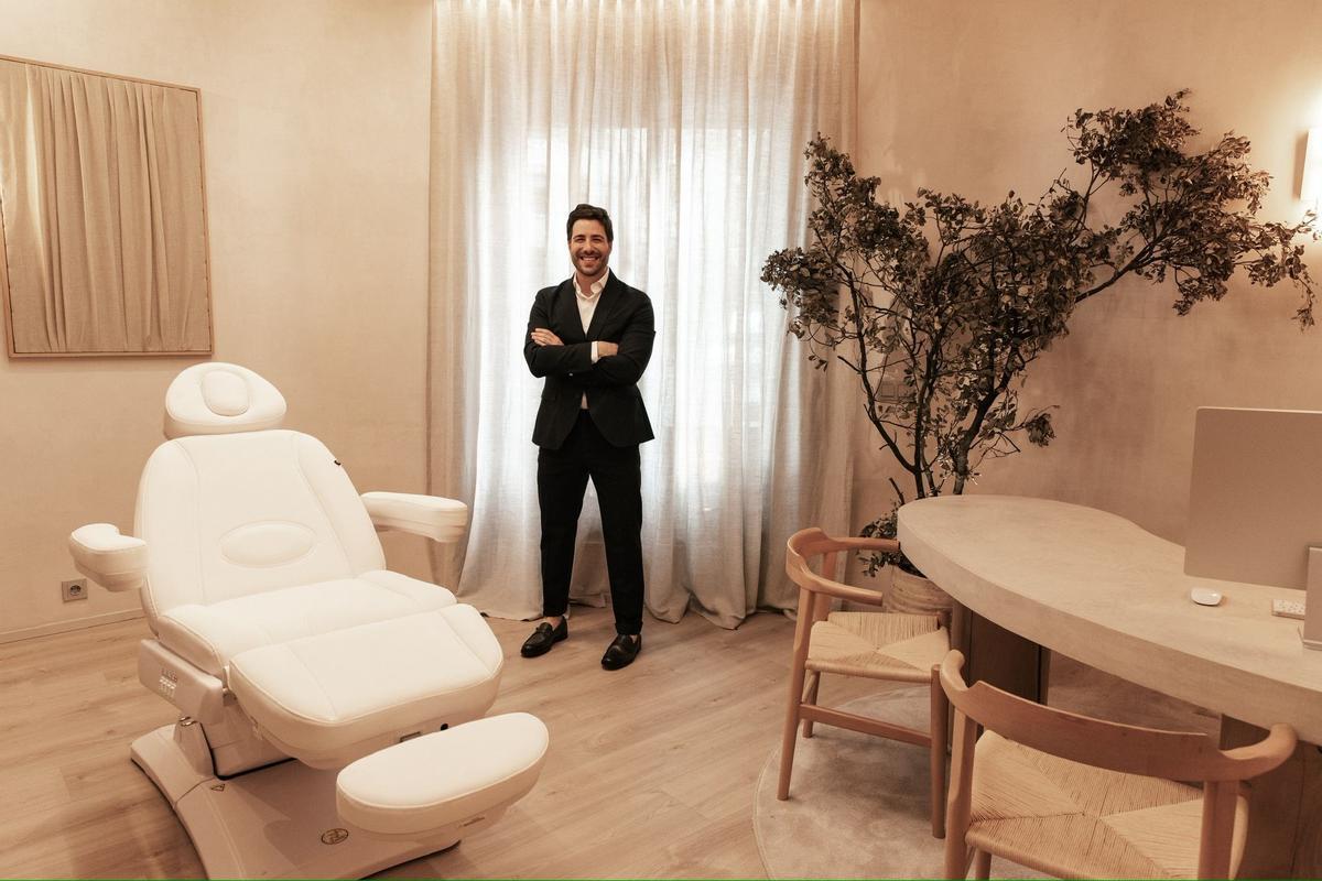 El Dr. David Sampayo en las instalaciones de la clínica, ubicada en València ciudad.