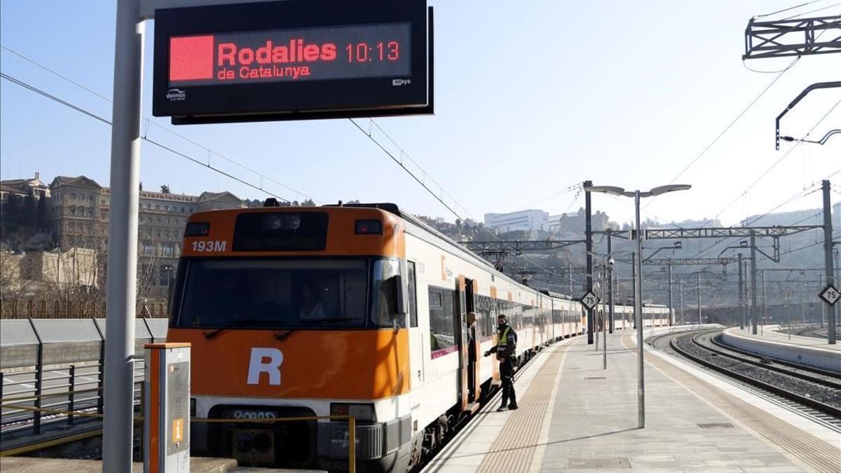 El primer tren de Renfe que retoma el servicio en el tramo accidentado entre Manresa y Sant Vicenç de Castellet