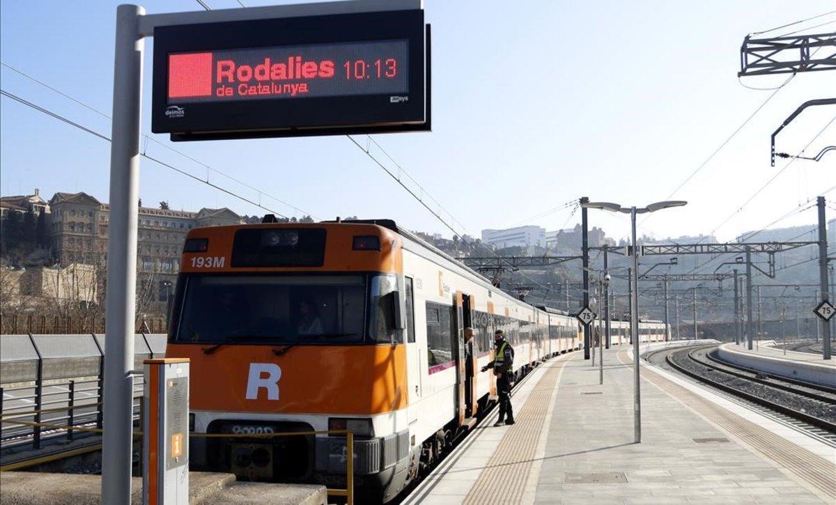 Un tren de Renfe en el tramo entre Manresa y Sant Vicenç de Castellet.