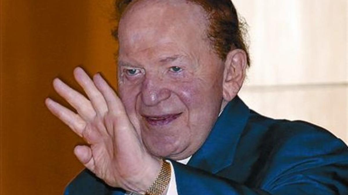Sheldon Adelson saluda el pasado mes de junio en Hong Kong.