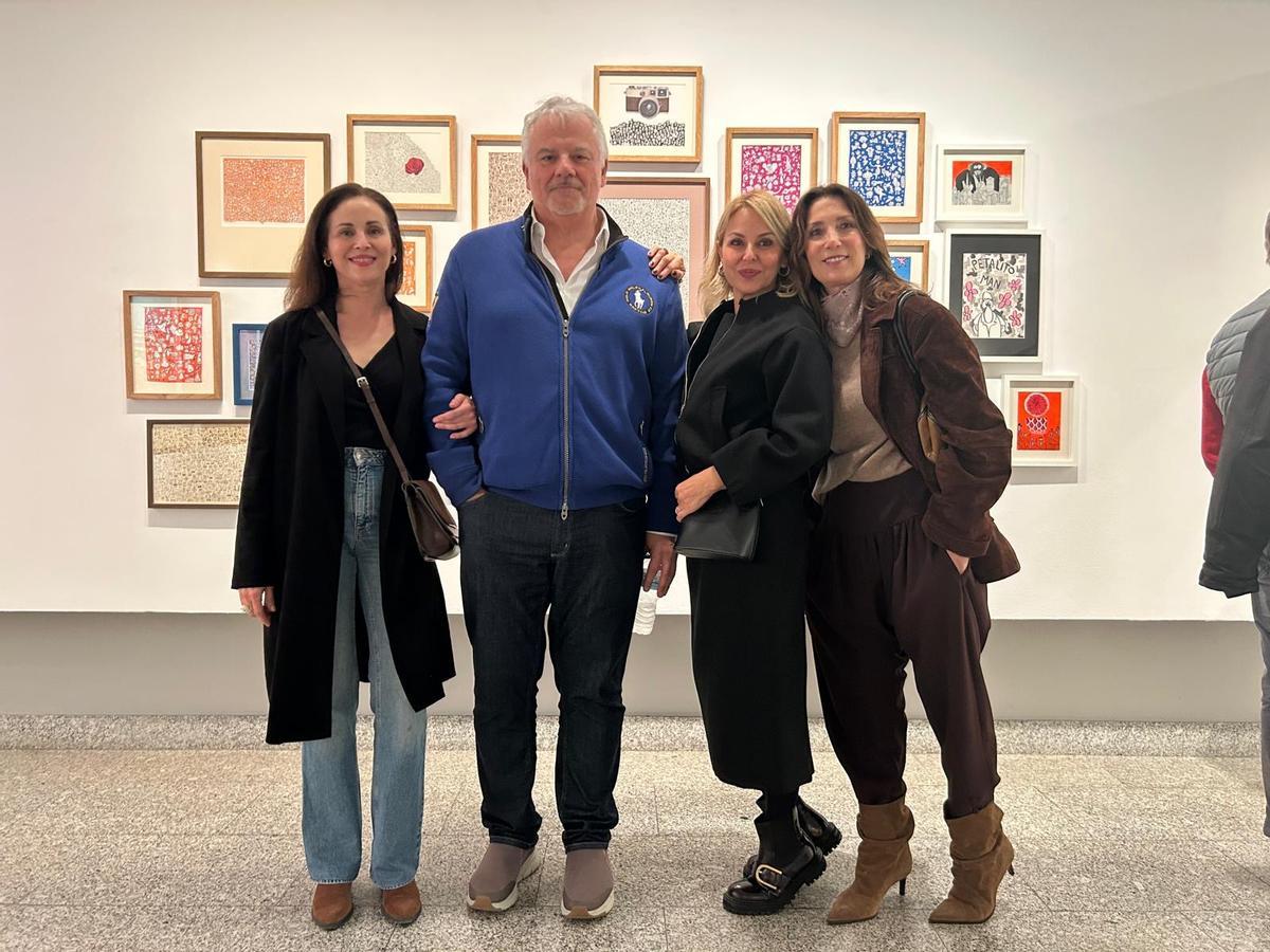 Pepe Pétalo acompañado de Ana Jiménez, Cristina Estañ y Pilar López.