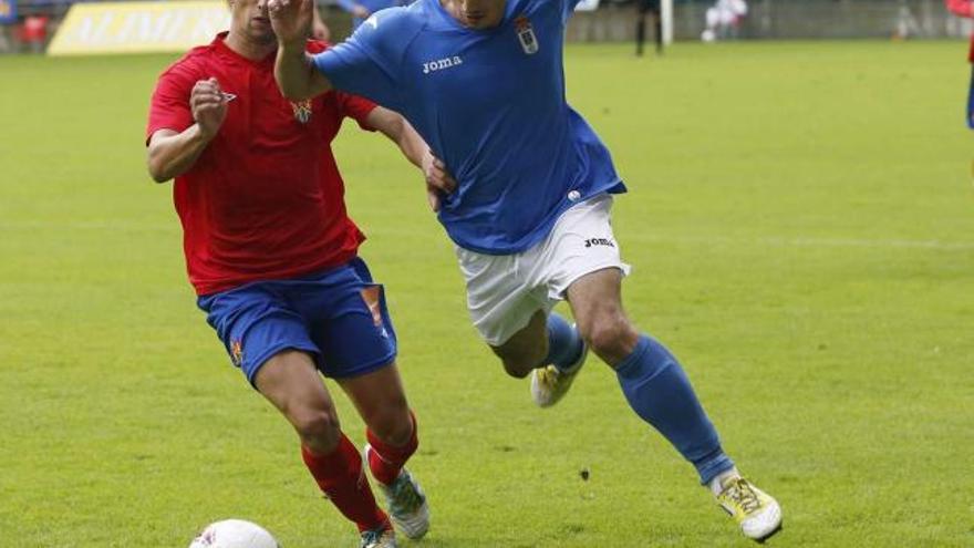 Iker Alegre trata de superar la oposición de un jugador rival. | irma collín