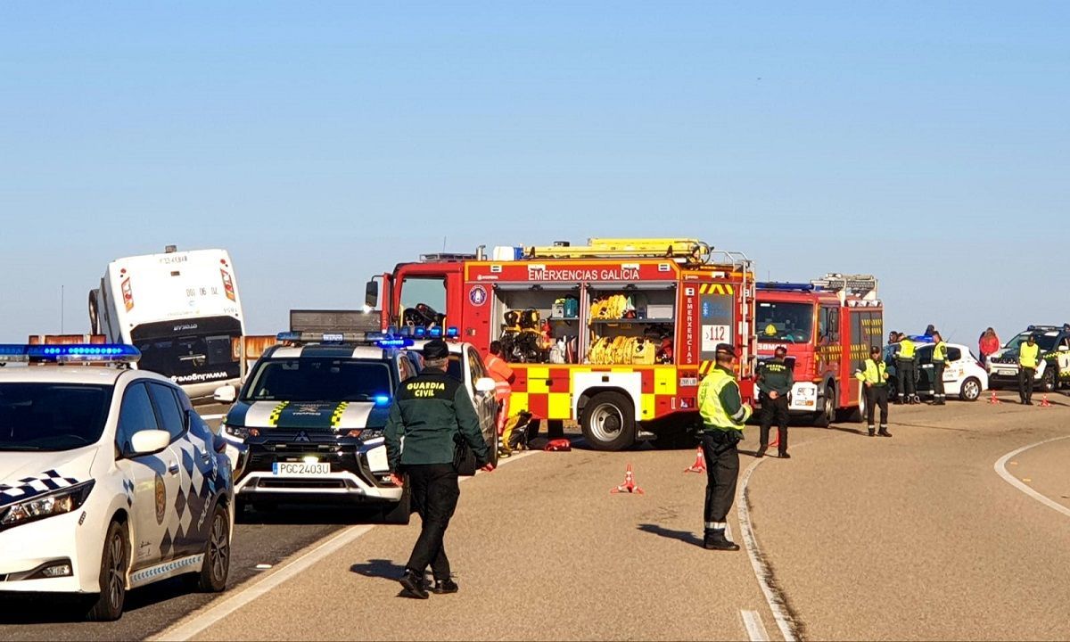 Cuatro heridos tras volcar un bus que quedó 'colgado' en las rocas de cabo Silleiro