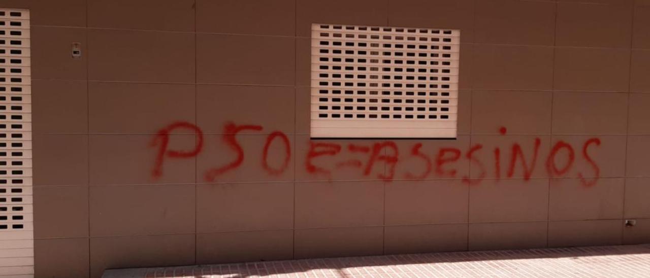 La sede del PSOE de Benidorm amanece con pintadas en contra del partido