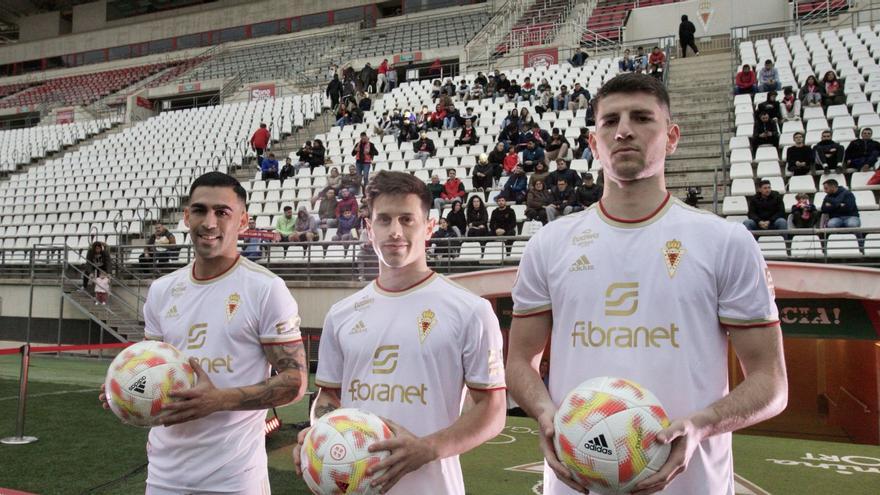 Blanco y dorado para completar la tripleta de camisetas del Real Murcia -  La Opinión de Murcia