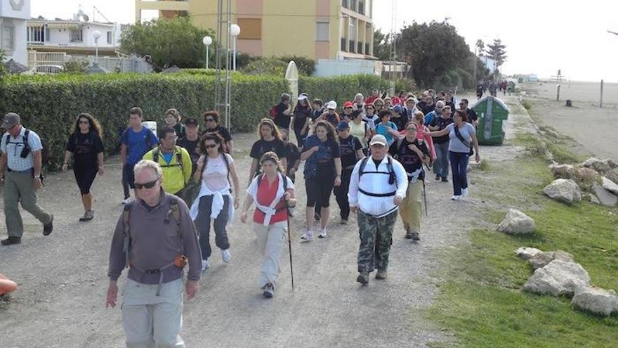 Un grupo de senderistas cruza un tramo por el que discurrirá el paseo marítimo.