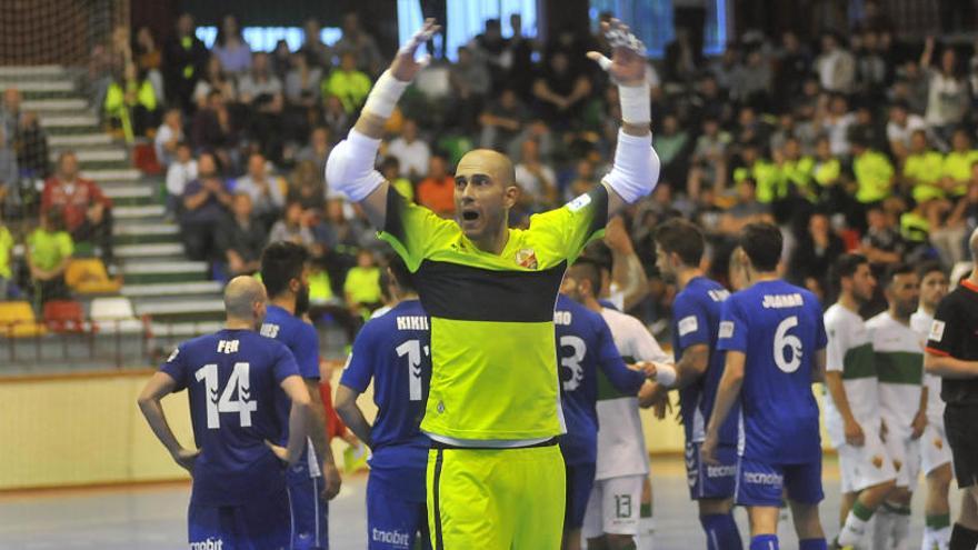 Rafa celebra la victoria durante el play off de ascenso de la temporada pasada frente al Valdepeñas