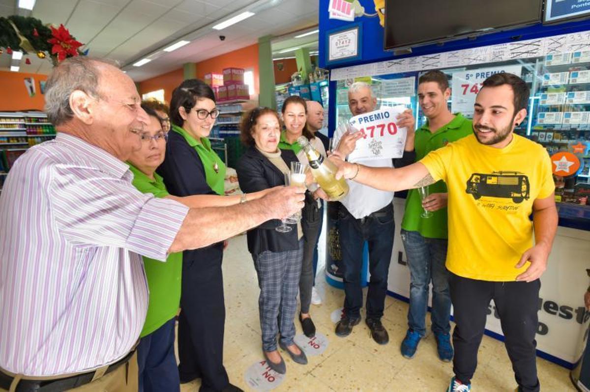 22-12-2019 SANTA LUCÍA DE TIRAJANA. 5º premio del sorteo de Navidad de la Loteria Nacional, vendido en el despacho situado en el Supermercado Doctoral (Grupo Bolaños). Fotógrafo: ANDRES CRUZ  | 22/12/2019 | Fotógrafo: Andrés Cruz