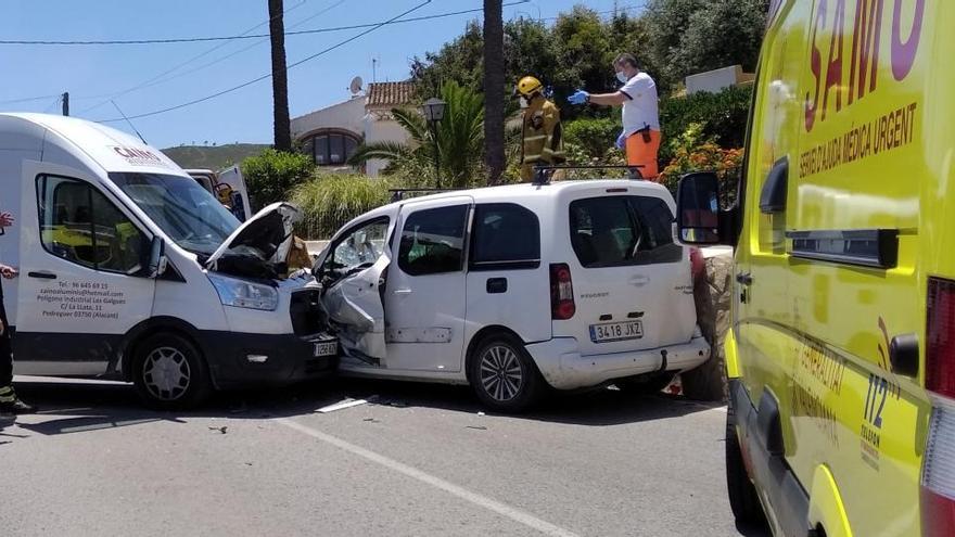 Un choque lateral de dos furgonetas en Xàbia deja dos heridos