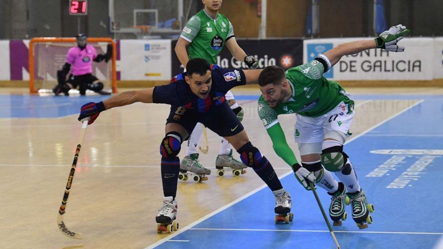 Álex Rodríguez, defendido por Pau Bargalló, en el partido entre el Liceo y el Barcelona. |  // VÍCTOR ECHAVE