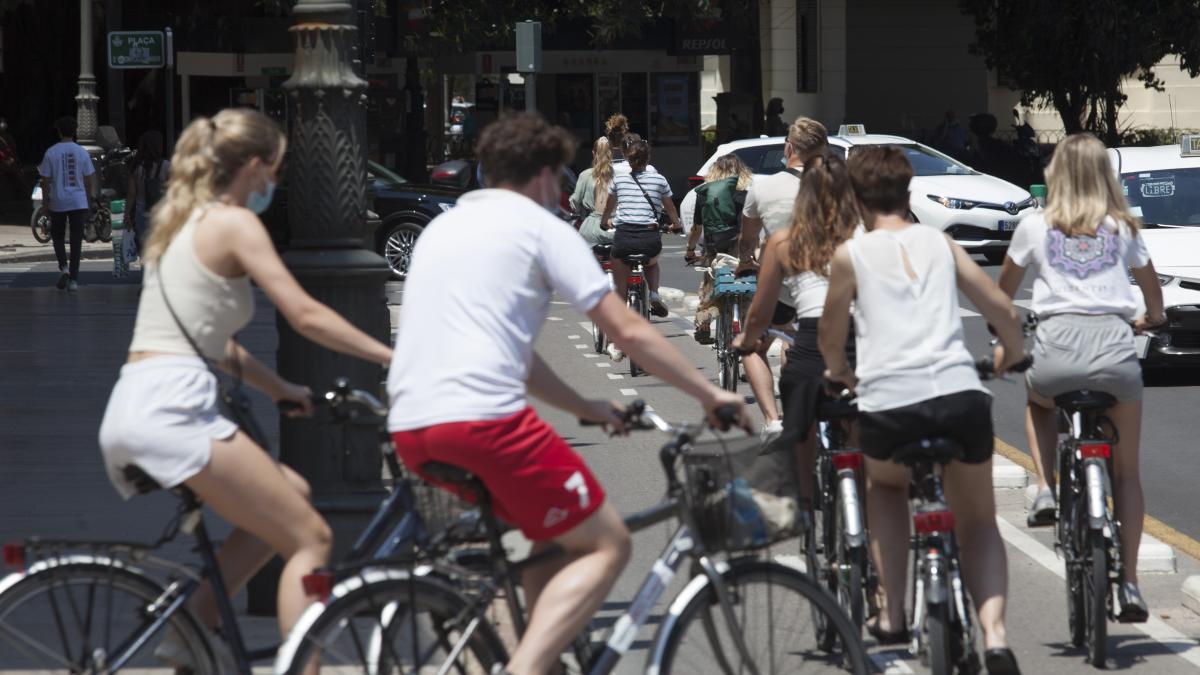 Un grupo de ciclistas circula por la ciudad de València.