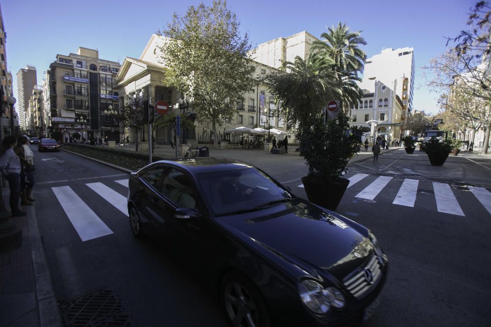 La avenida de la Constitución ya está "libre" de coches.