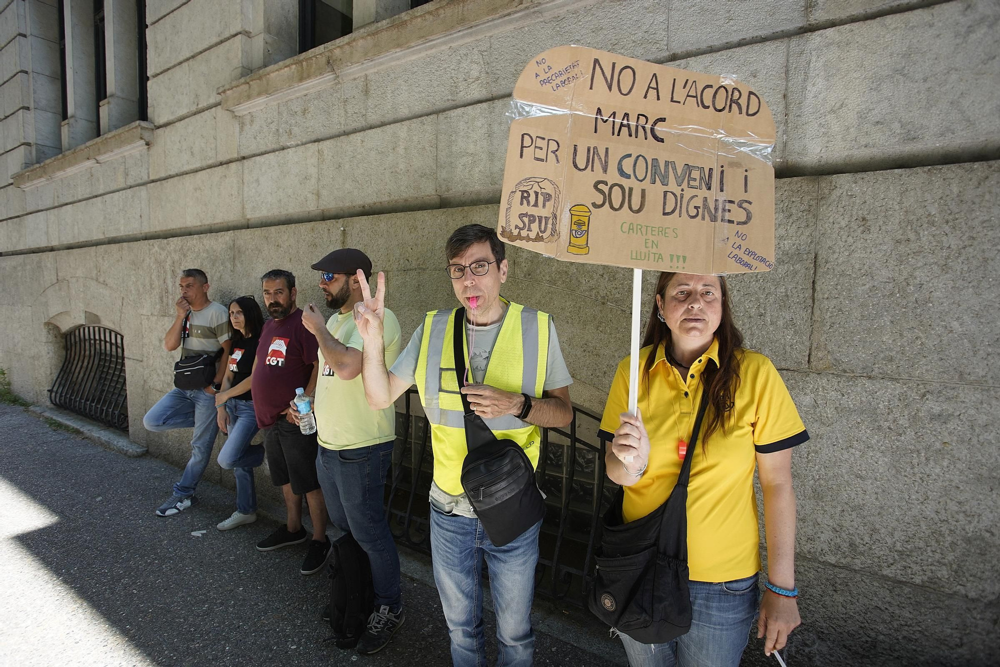 Les fotos de la protesta dels treballadors de Correus a Girona